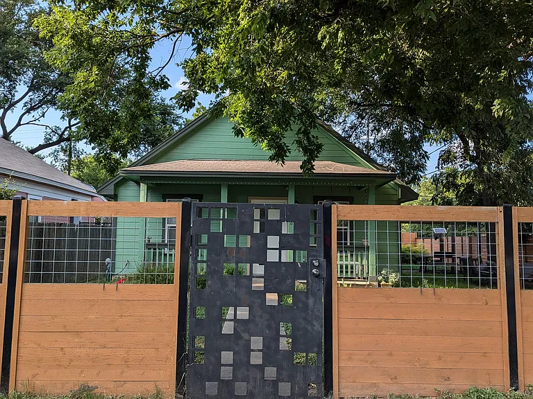 Custom-made metal gate with great curb appeal