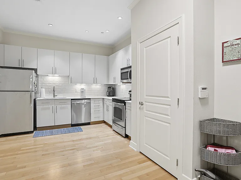7707 Bluebonnet Blvd #321 — Photo 11
