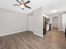 Lawn Ave-2204 - 06, 06