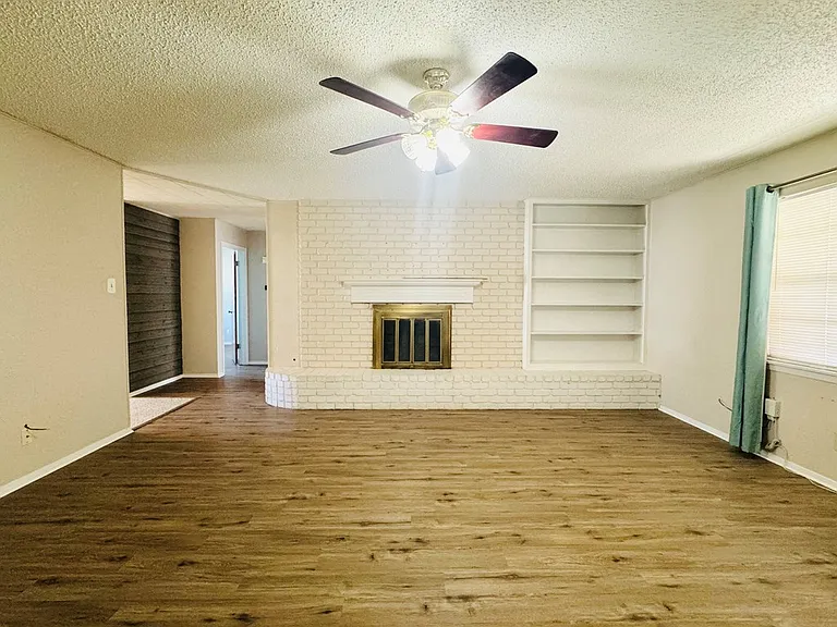 3219 Tanglewood Dr — Photo 2