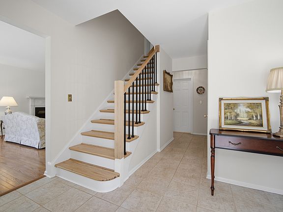 3rd image of 6 Londonderry Ln