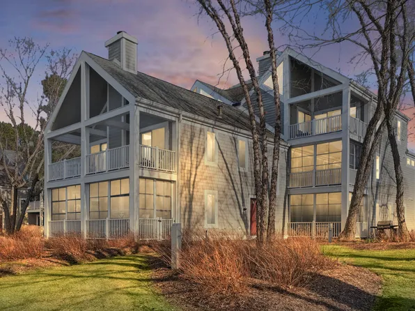 420 W Oselka Dr #212, New Buffalo, MI 49117