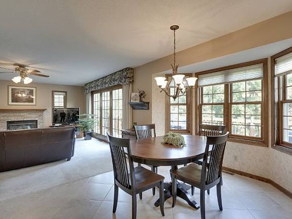 Open floor plan - very su