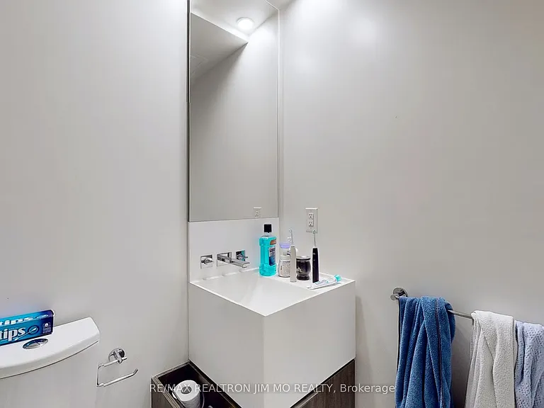 1 Bloor St E #2304 — Photo 18