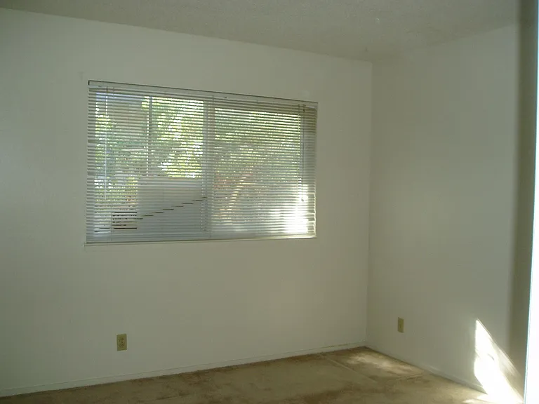 1058 Roewill Dr — Photo 8