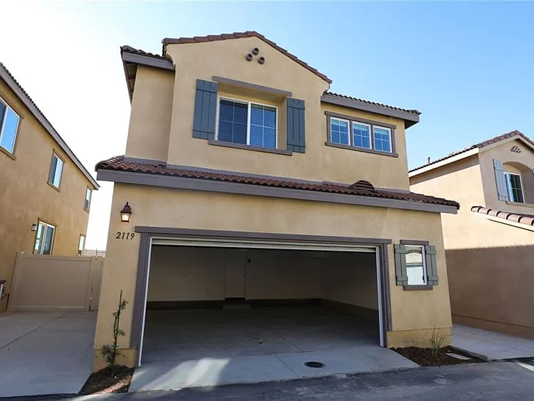 2119 Lavender Ln — Photo 2