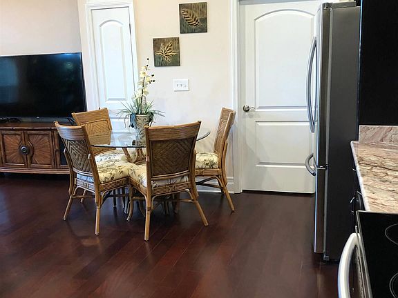 5th image of 866 Brenda Pl.