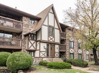 525 Cumnor Rd APT 104, Westmont, IL 60559