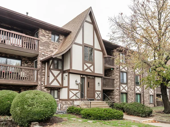 525 Cumnor Rd APT 104, Westmont, IL 60559