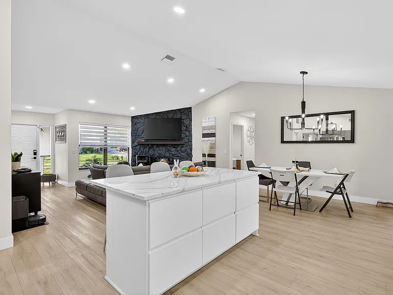 481 SW Aster Rd — Photo 17