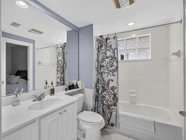 213 Barcelona Dr #213 — Photo 3