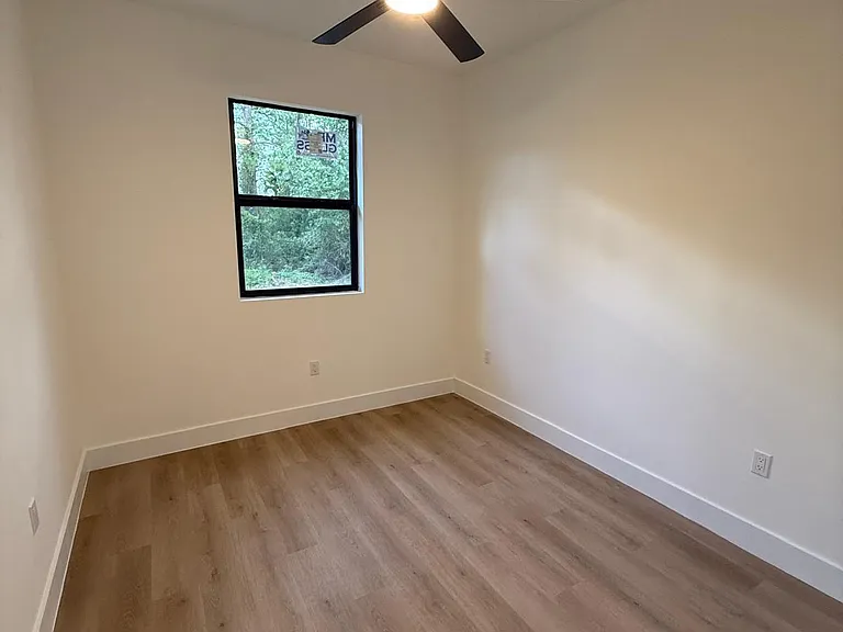 1034 E Alcalde Saint St E — Photo 16