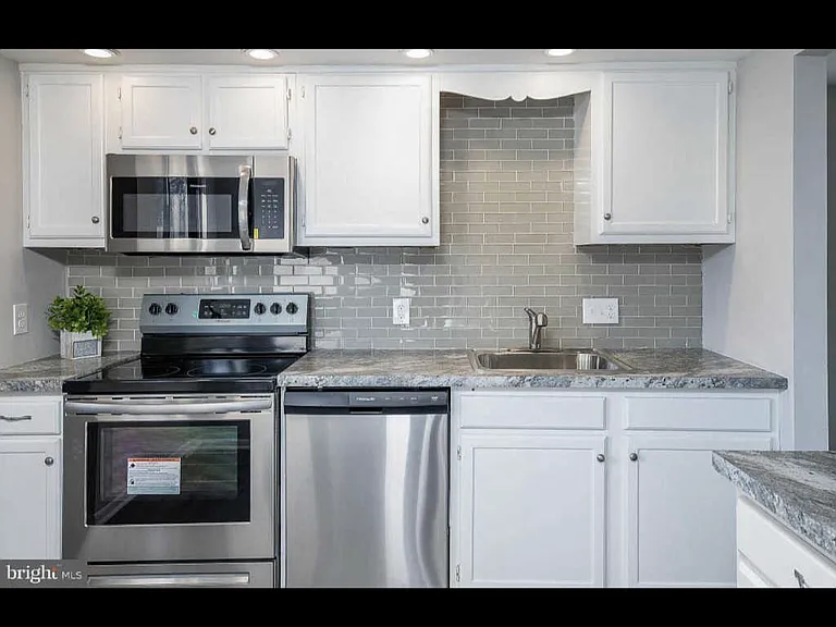 49 Six Holly Dr #6 — Photo 3