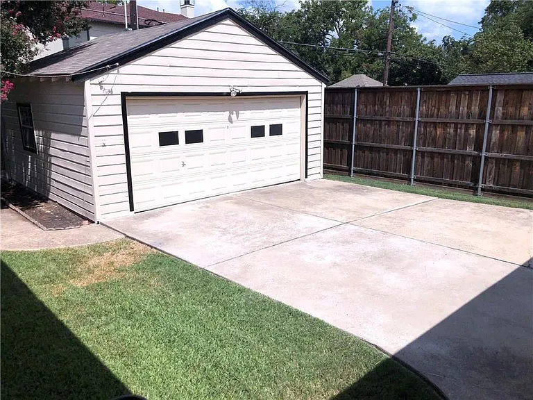 6215 Kenwood Ave — Photo 23