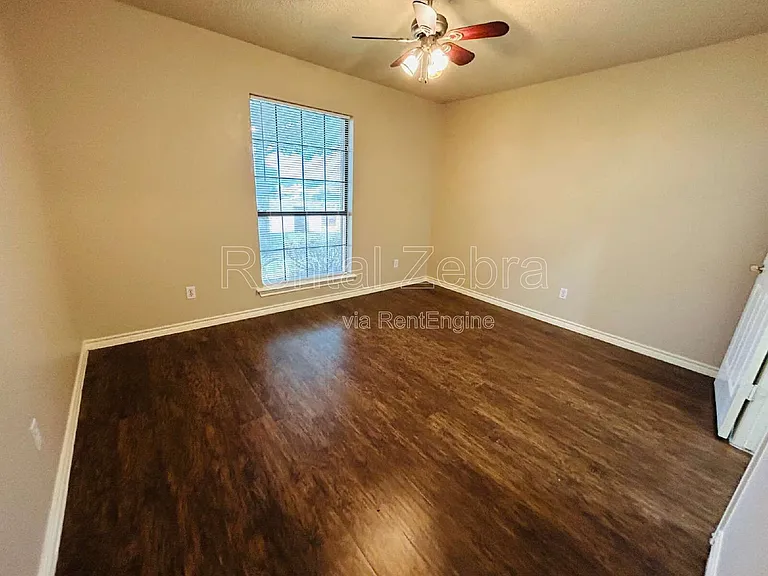 828 Haverford Ln — Photo 13