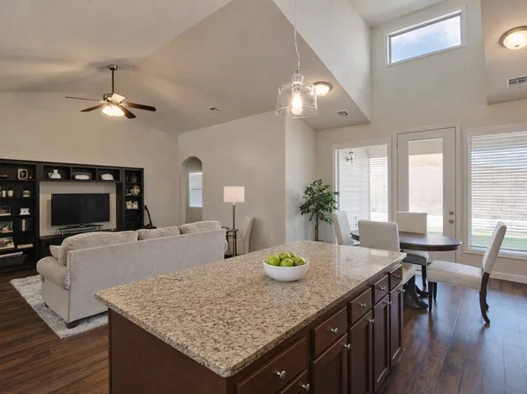 Upscale 3 bedroom Townhome in Prestigious Grande Mere, 2700 Tobacco Rd APT C, Manhattan, KS 66503
