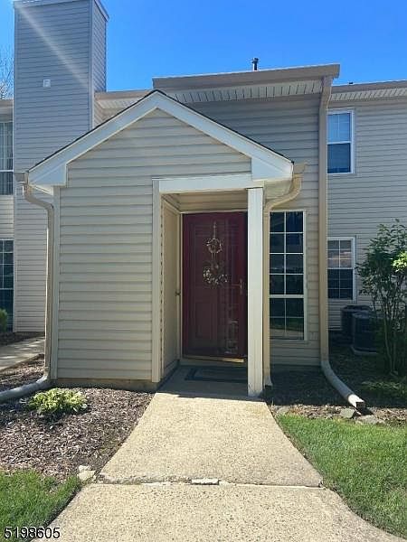 1st image of 513 Hawthorne Pl
