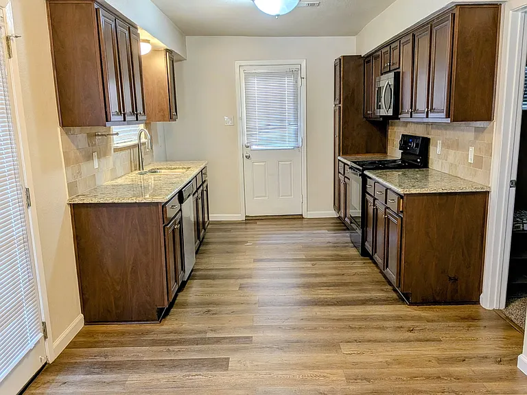 2816 Golfing Green Dr — Photo 3
