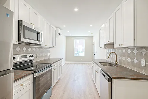 2028 Moore St Photo 1