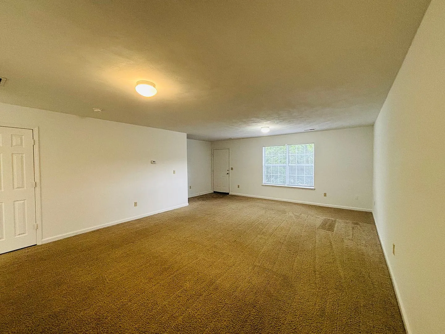 4 Bedroom 2.5 half Bath Townhouse — Photo 4