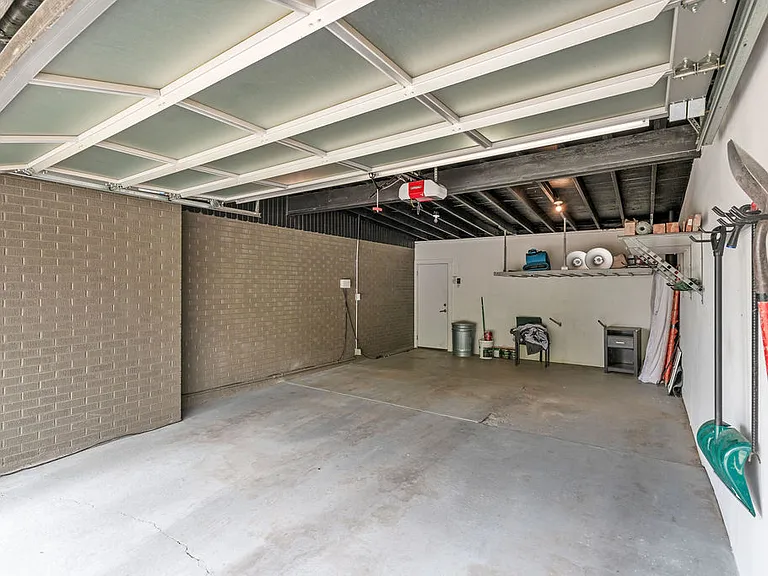 3395 E Larchmont Dr — Photo 42