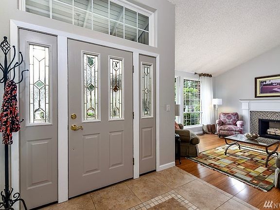 Welcome Home! Front entrance boasts tiled entry with vaulted ceilings and lots of light.