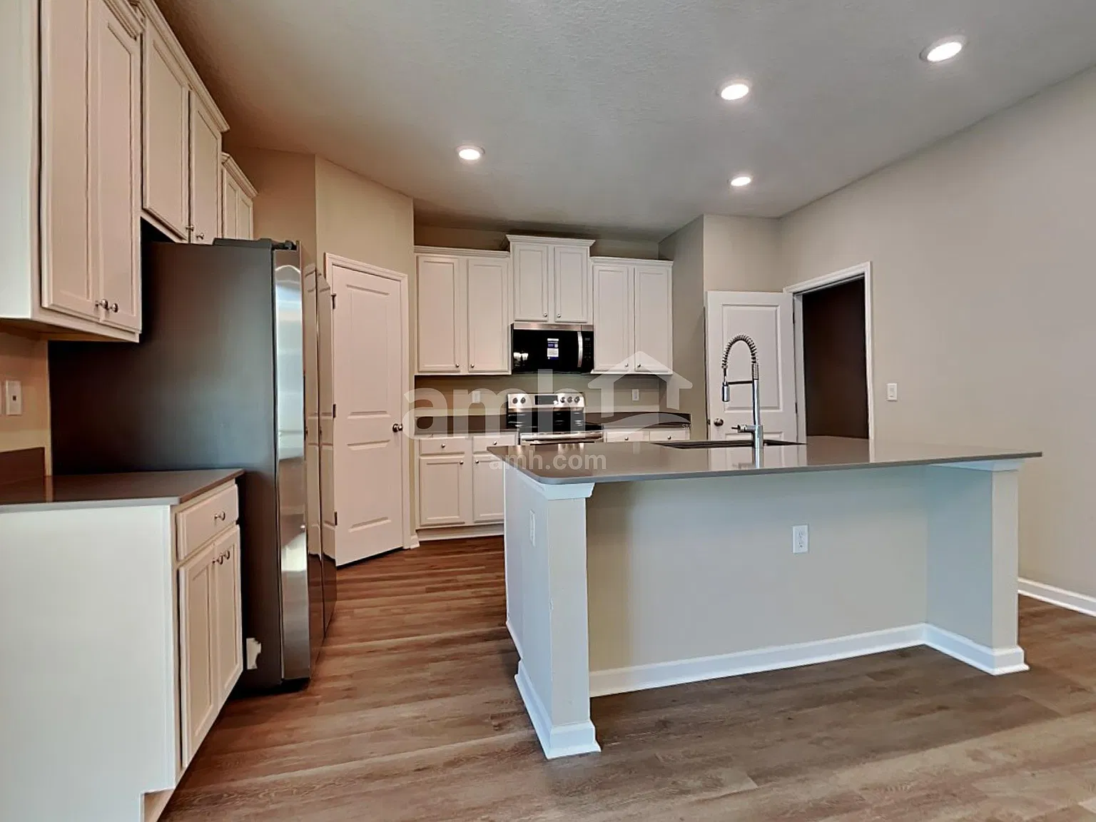 5 bed, 2.5 bath, 2358 sqft, $2,735 — Photo 4