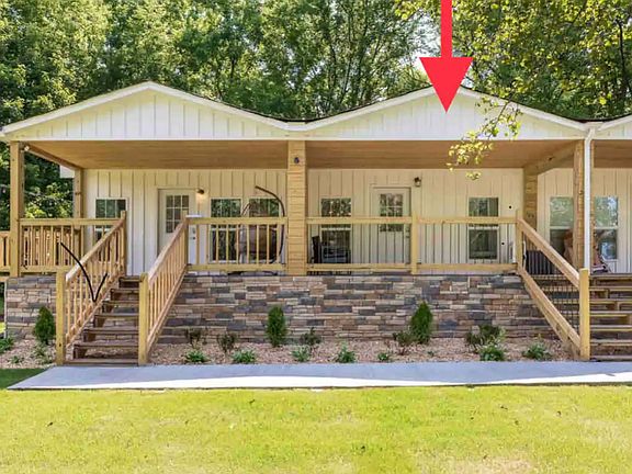 Casa Moderna shares two walls and has one unit on each side. You will have your own private entrance and the space is private as well. The dwelling has three units total in a row. Casa Moderna is the middle unit.