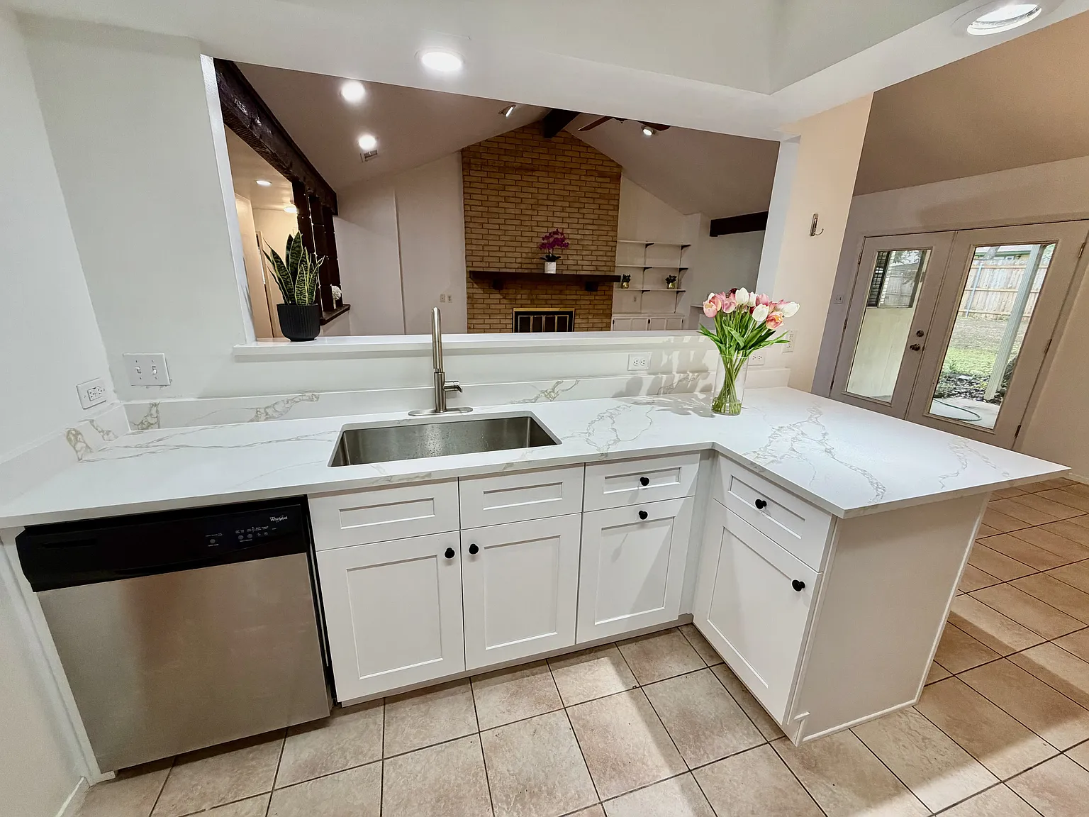 3 bed, 1952 sqft, $2,290 — Photo 1