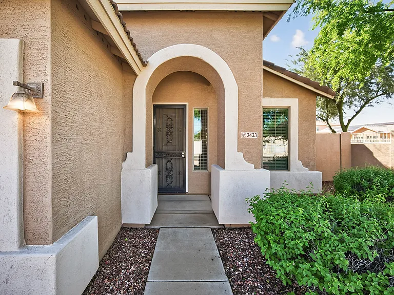 2433 W Ellis St — Photo 55
