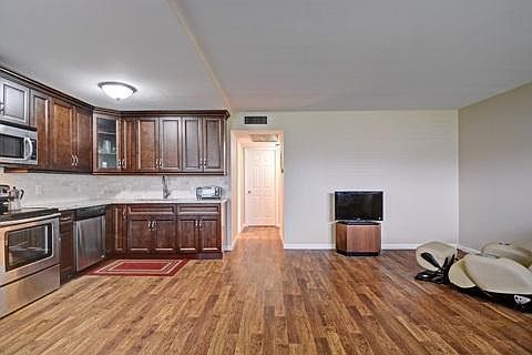 2nd image of 402 Tilford S