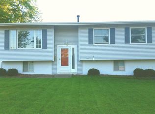 1855 Queens Dr, Bettendorf, IA 52722
