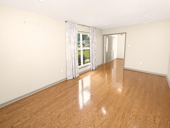4th image of 10375 Ridgely Dr
