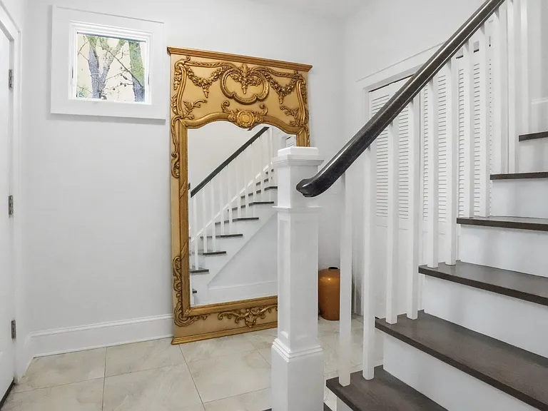 420 Maple Ave S — Photo 2