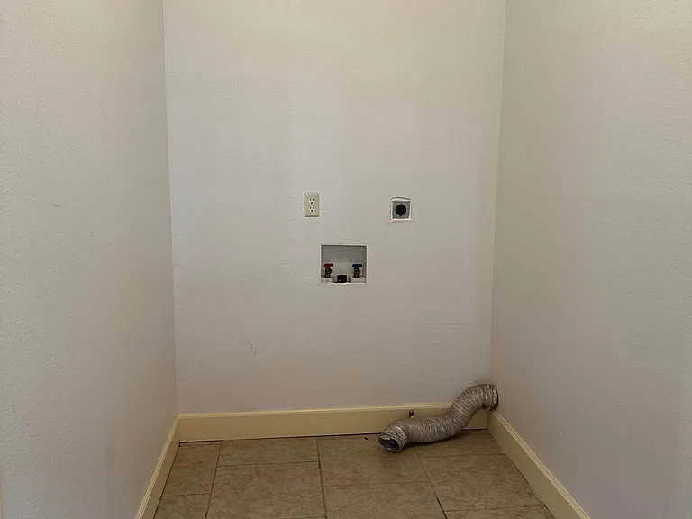 223 Baker St — Photo 11