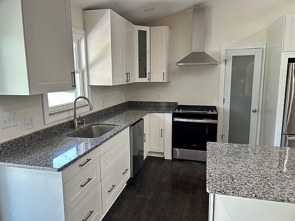 3rd image of 6956 Euclid Ave