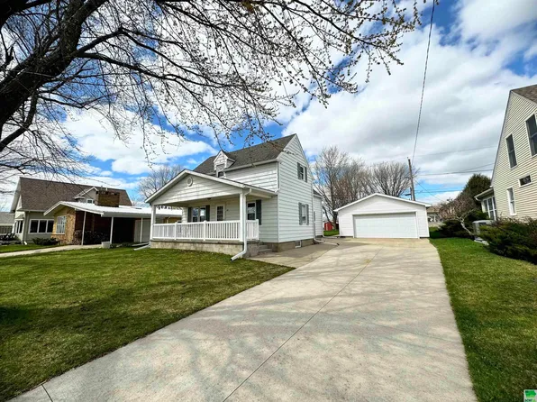 27 Vista Dr, Storm Lake, IA 50588
