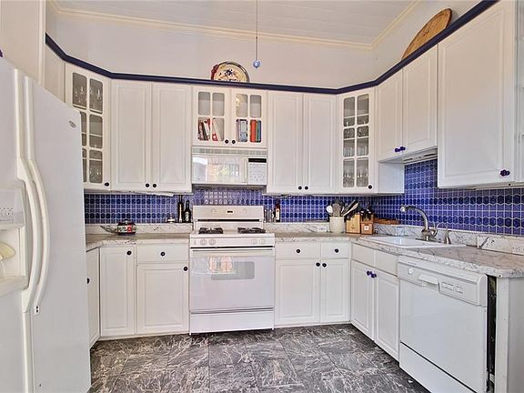 4th image of 840 Royal St #4