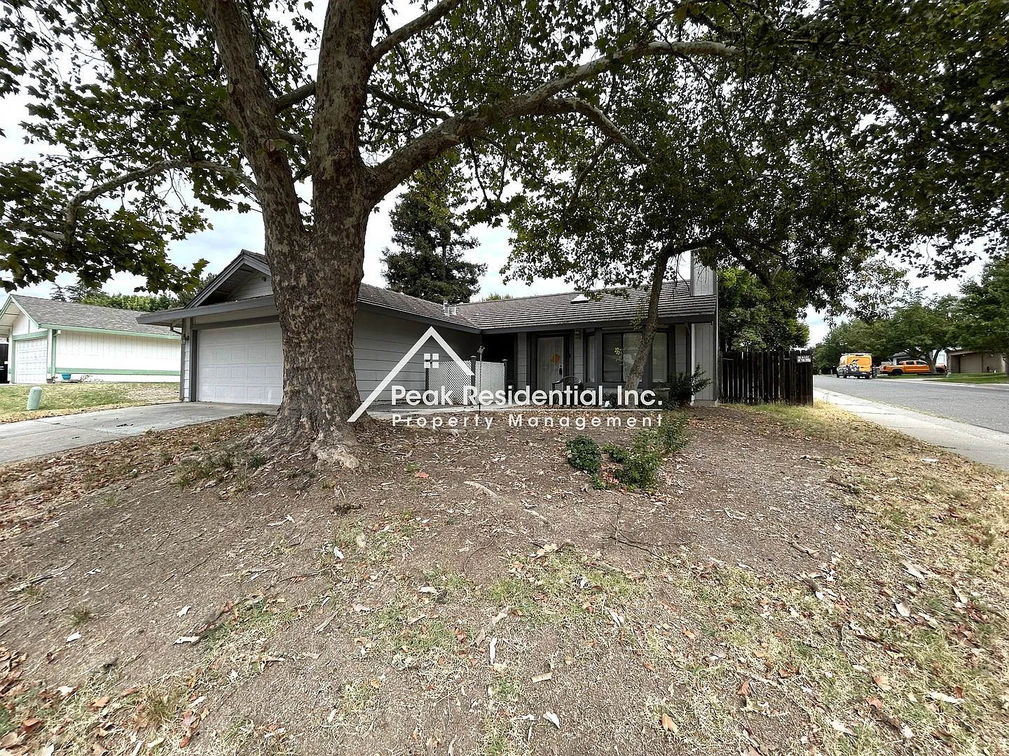 Beautiful 3 bedroom 2 bathroom house with 2 Car Garage! — Photo 2