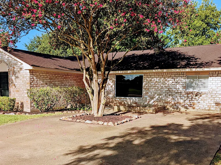 Parking for 4 cars in the private driveway