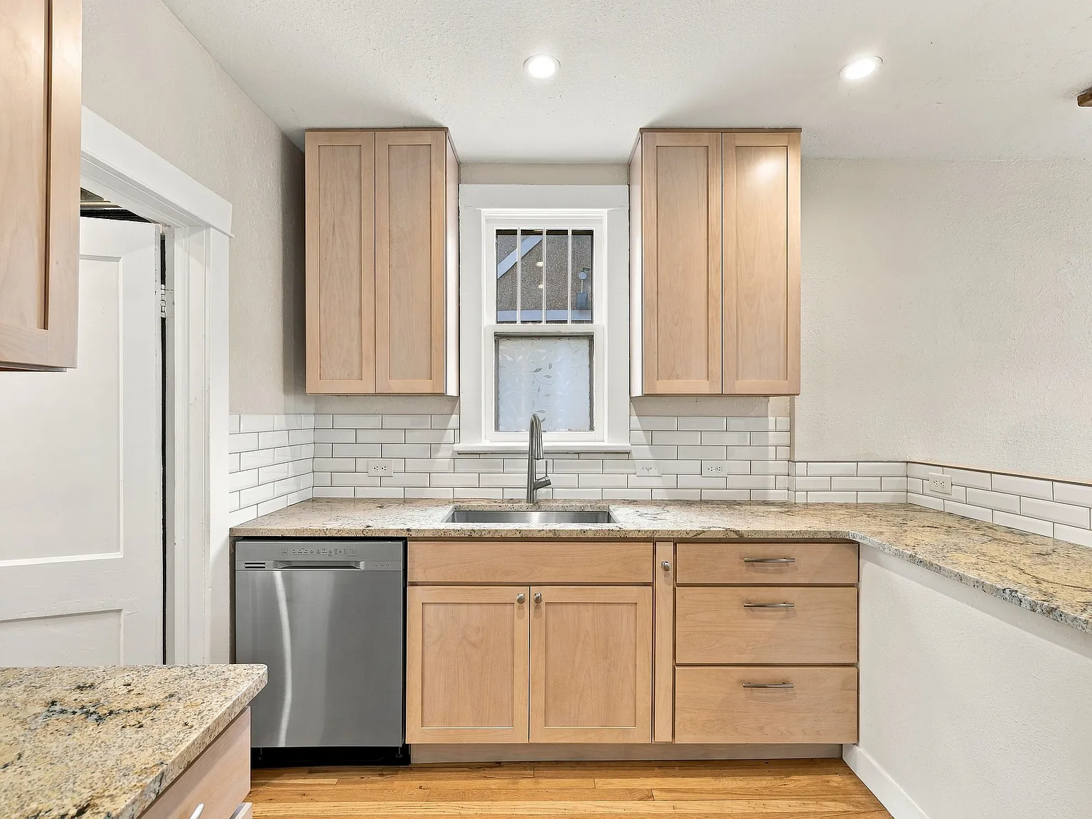 2 bed, 1077 sqft, $2,400 — Photo 3