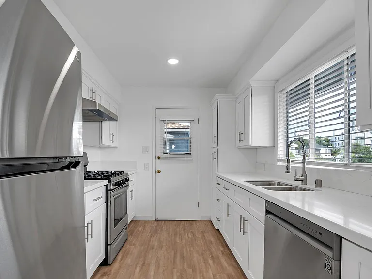 1607 Manning Ave #6 — Photo 9
