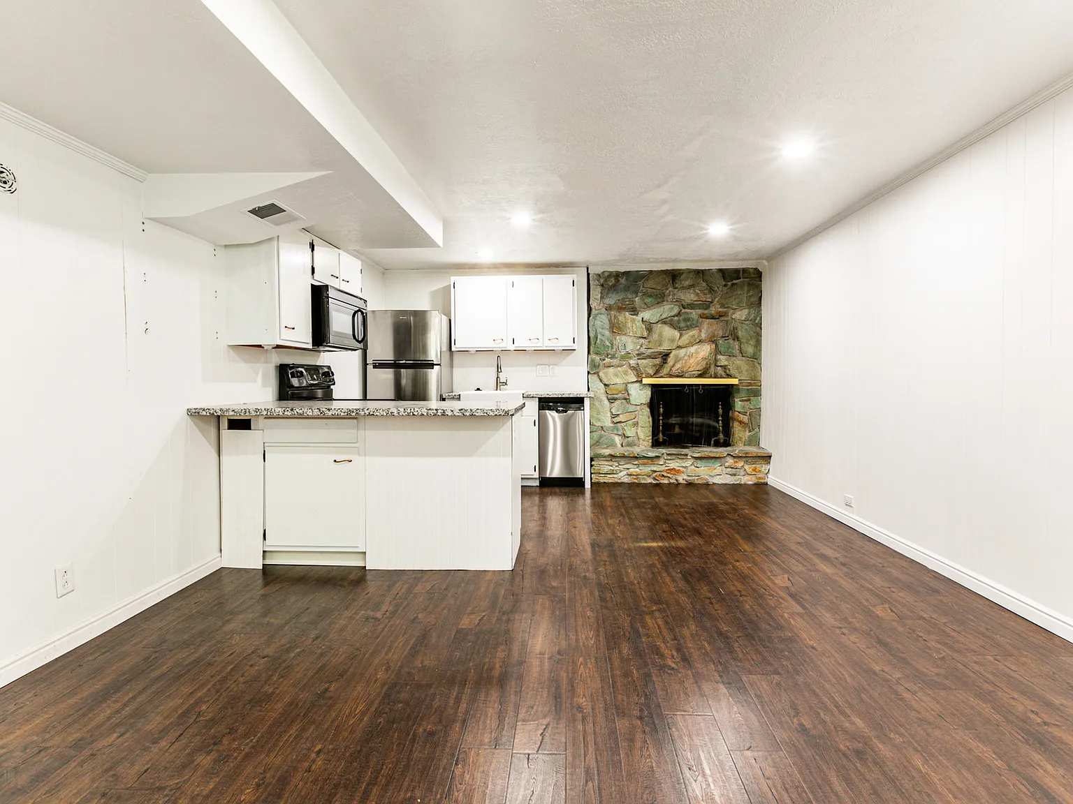 2 bed, 1252 sqft, $2,100 — Photo 2