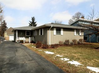 24 E Woodworth Pl, Roselle, IL 60172
