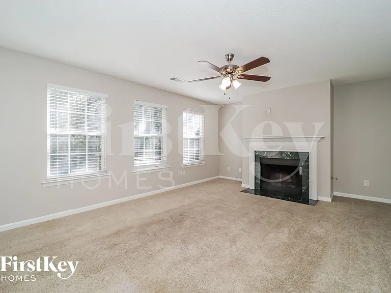 1059 Grandview Cir — Photo 2