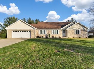 643 Fox Lake Dr, Charleston, IL