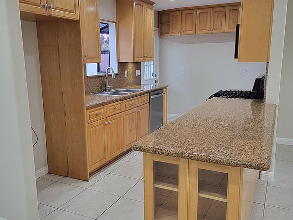 4th image of 17544 Blythe St