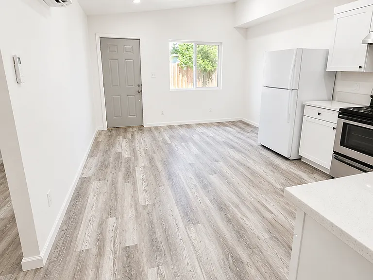 224 W G St #B — Photo 4