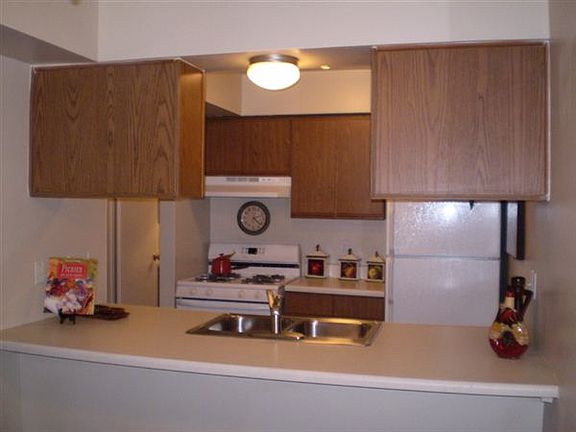 2nd image of 1049 N Oakland Blvd #8