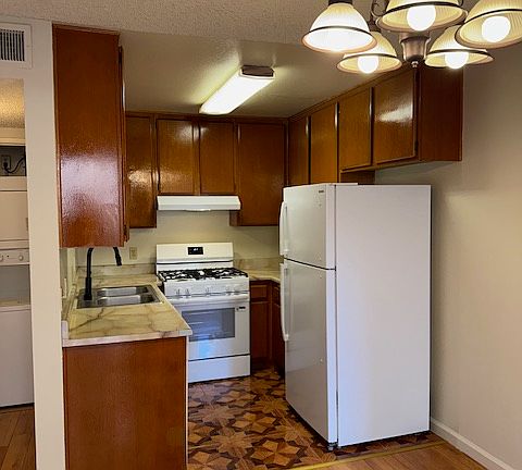5th image of 1120 N Maryland Ave APT 2